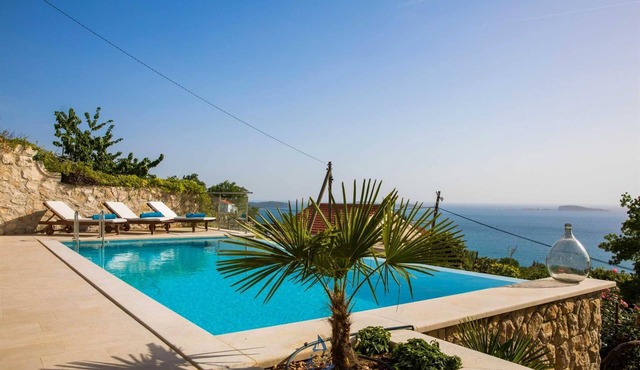 Stunning luxury 6-BR villa for 12+2, with heated pool, close to the sea