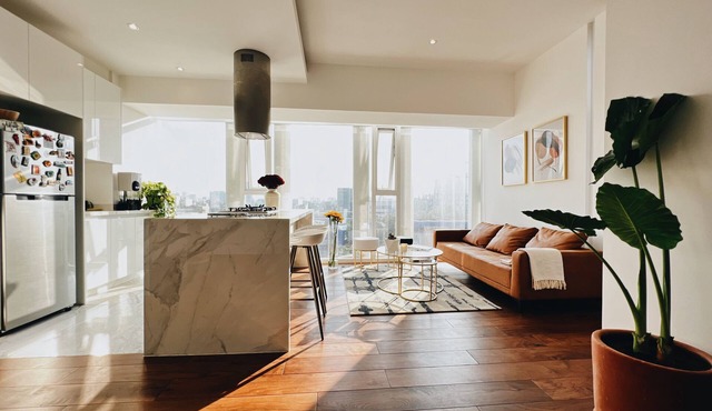 Stunning luxury apt w/breathtaking 360º city views, rooftops, pool, gym, sauna