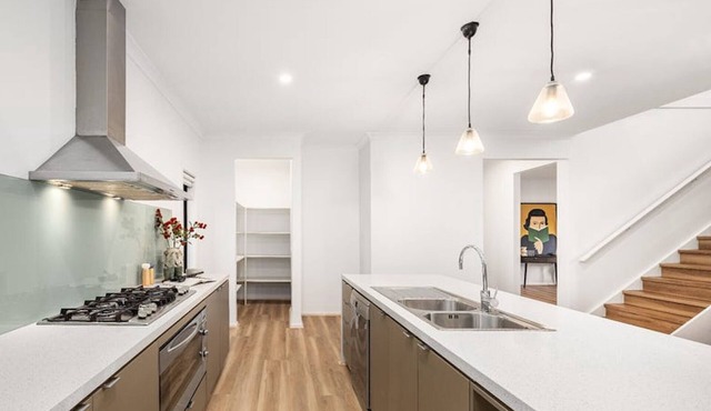 Stunning Luxury, Breathtaking View. Close to the Airport and Freeways.