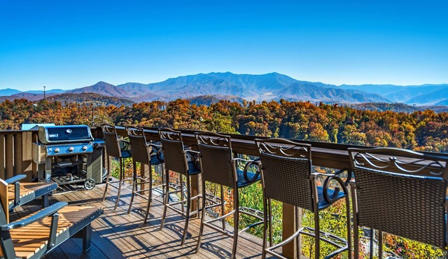 STUNNING Luxury Cabin! Game Room! 4 Fireplaces! Huge Decks Hot Tub! AMAZING View