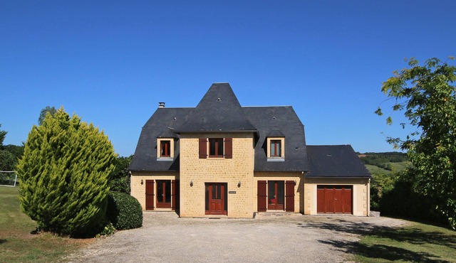 Stunning Luxury Dordogne Villa with Heated Pool, Jacuzzi, WiFi, Sleeps 9