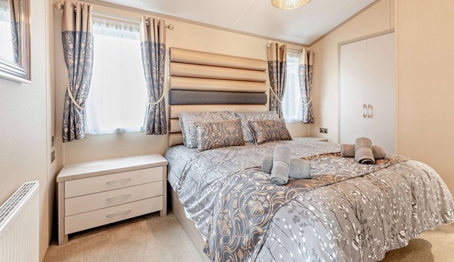 Stunning Luxury 2-Bed Lodge Near to New Forest and Milford on Sea Sleeps 6