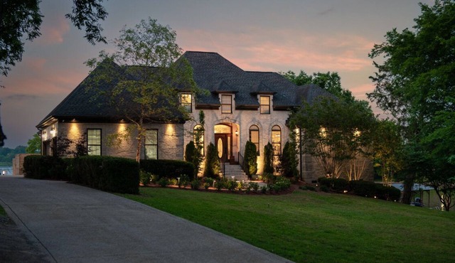 Stunning Luxury@Lakehouse Mansion w Pool&Spa10min from airport 20min dwntwn