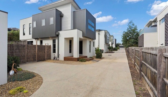 Stunning Luxury Townhome, Walk to Beach & Shops