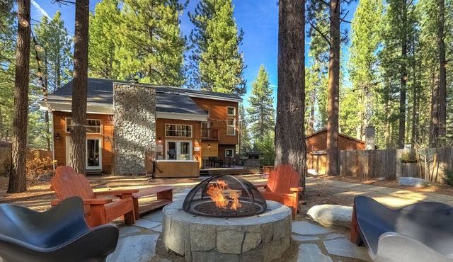 Stunning luxury getaway w/hot tub, fire pit, huge backyard & walk to food/bars