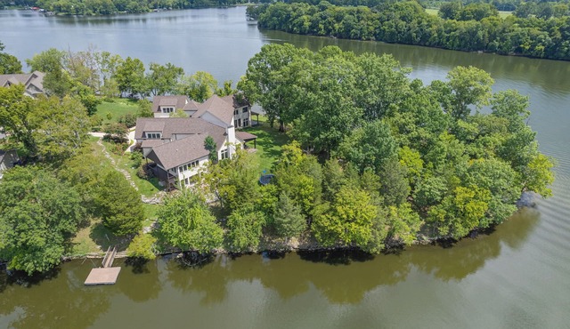 Stunning Luxury Villa on the Lake - Play in Nashville, Relax at the Lake!