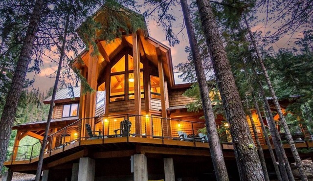 Stunning Luxury w/Hot tub & Amazing Views on Private Lake - Bend