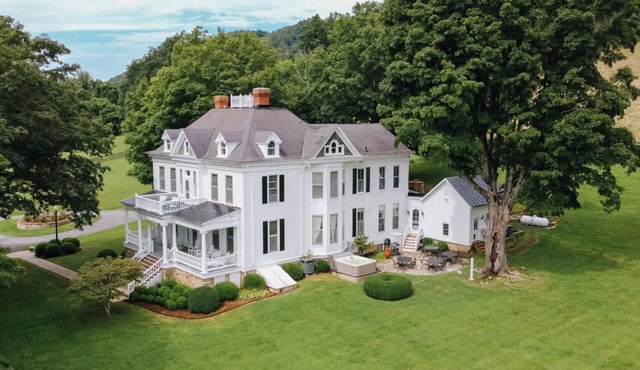 Stunning Manor home with spectacular mountain views, hot tub, and firepit