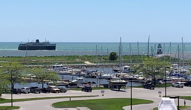 Stunning marina & Lake Michigan views, walking distance to downtown!