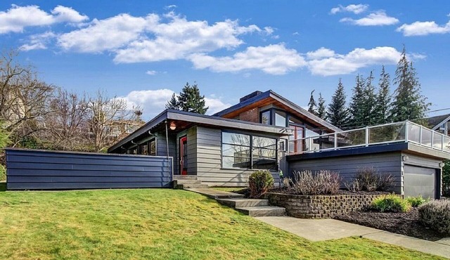 Stunning Mid- Century Modern ReModeled Home from 1950s !