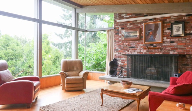 Stunning Mid-Century Modern 1.1 miles to Hayward Field! Radiant Floor Heat!