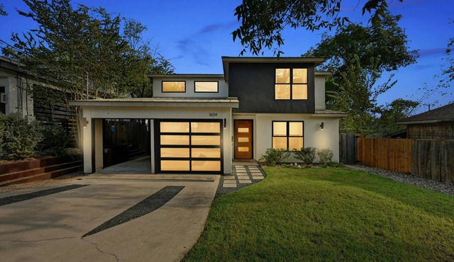 Stunning Mid-century Perfection, Heated Pool & Hot Tub Zilker & Barton Springs!