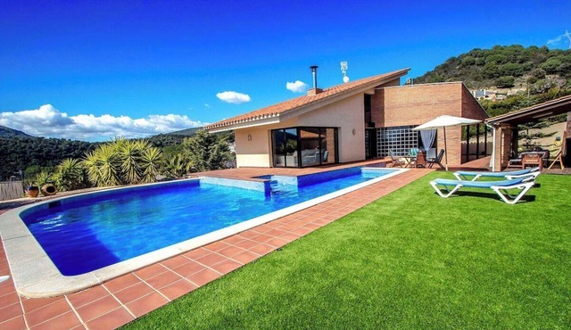 Stunning modern villa - just half hour to Barcelona!