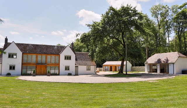 Stunning, Modern, Spacious House With Heated Private Pool In The Centre Of T