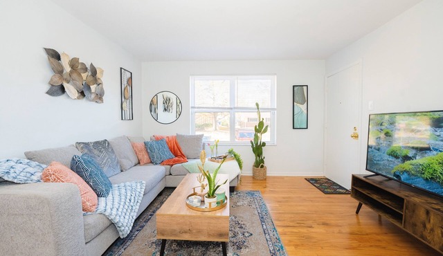 Stunning Modern Apartment with King Bed - 5 Mins to Creve Coeur Lake