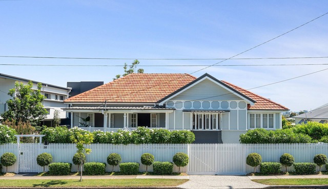 Stunning Modern 1920’s house 4 mins from Brisbane CBD with enchanting City views