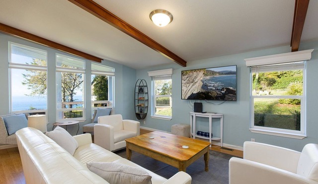 Stunning modern 3BR, 2BA Oceanside Bluff Retreat in Trinidad, California