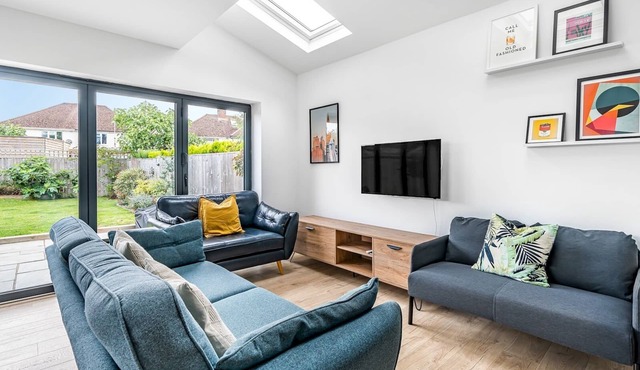 Stunning Modern 4 Bed with Parking and Garden - Pass the Keys