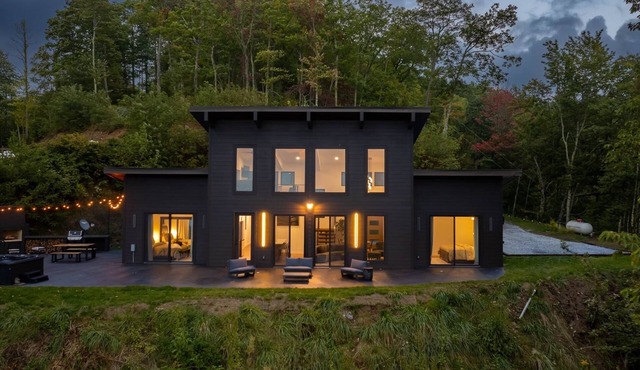 Stunning modern cabin with breathtaking views of Maggie valley