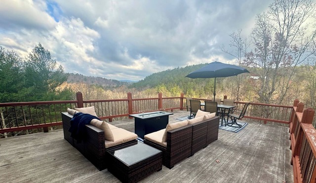 Stunning Modern Cabin Rooftop Terrace 3 Balcony Levels Game Room River!
