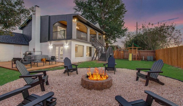 Stunning Modern Dream Home, 5-BD, Sleeps 14