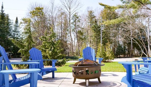 Stunning Modern Family Comfort Cottage Steps Away from Beach