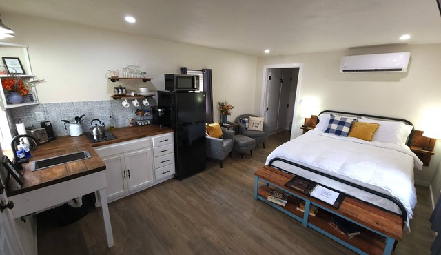 Stunning Modern Farmhouse Studio Cottage!