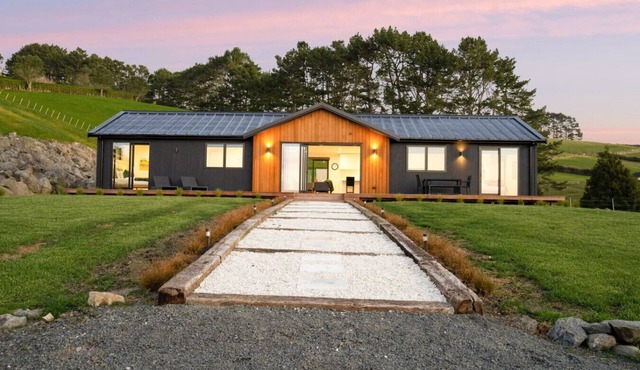 Stunning Modern Hillside Haven near Pukekohe