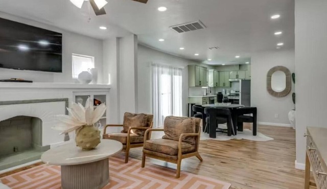 Stunning Modern Home just minutes from Brick-town and downtown area of OKC!