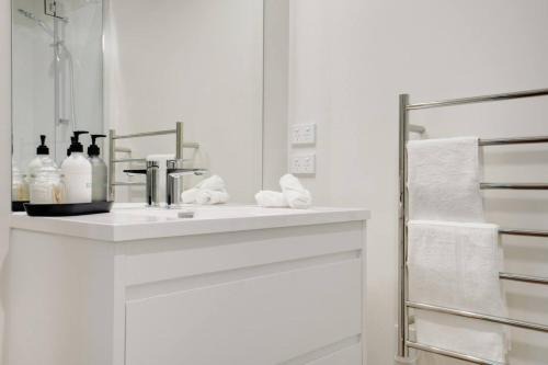 Stunning Modern Hillside Haven near Pukekohe