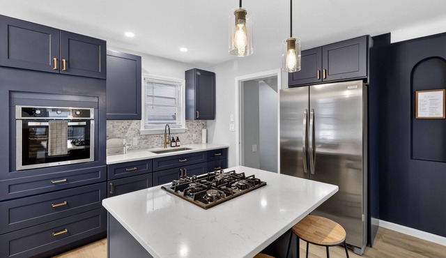 Stunning Modern Home close to Downtown & Airport