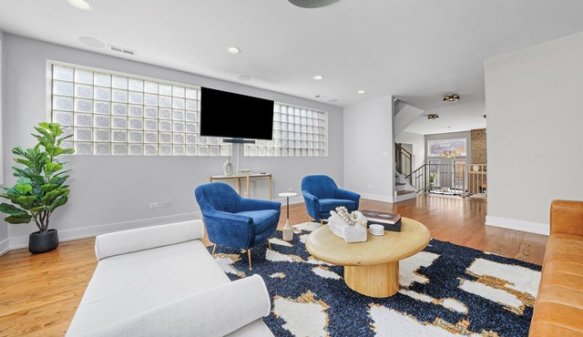 Stunning MODERN Home Downtown/RiverWest Close to Fulton Market & United Center