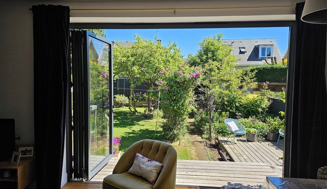 Stunning modern house with beautiful garden, free parking & good transport links