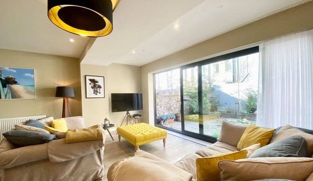 Stunning modern mews house in Clifton