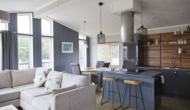 Stunning modern pet friendly holiday lodge in the Seven Bays area N Cornwall