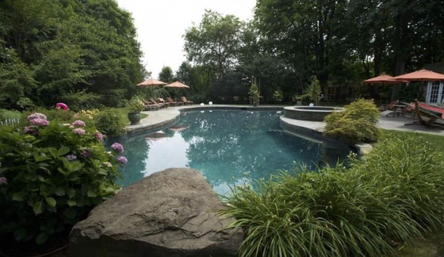 STUNNING MODERN RE-CONSTRUCTED BARN, SHORT BIKE OR WALK TO VILLAGE AND BEACHES