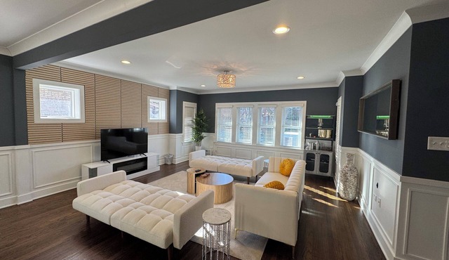 Stunning Modern & Spacious Sleeps 16 in Forest Park