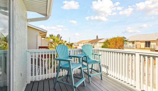 Stunning Modern And Elegant Townhome. Five Minute Walk To The Beach ☀️