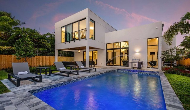 Stunning Modern Luxury in Fort Lauderdale w Heated Pool & Spa, Minutes to Beach