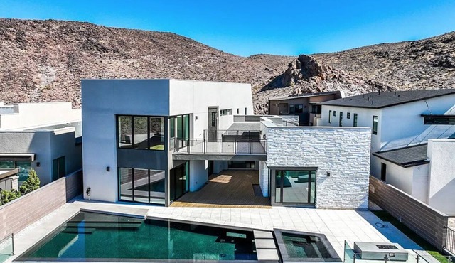 Stunning Modern View Home with Pool and Spa -10 min from the strip and downtown.