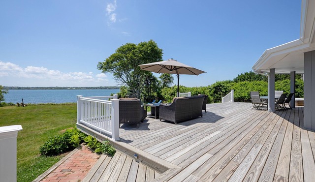 Stunning Montauk Lake View 3 Bdrm Home w/Lake Access & Hot Tub