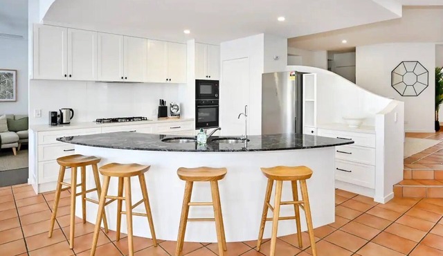 Stunning Mooloolaba Waterfront Home -10 guests ZB1