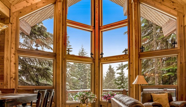 Stunning mountain retreat near skiing & lake w/ free WiFi, spacious deck, & more