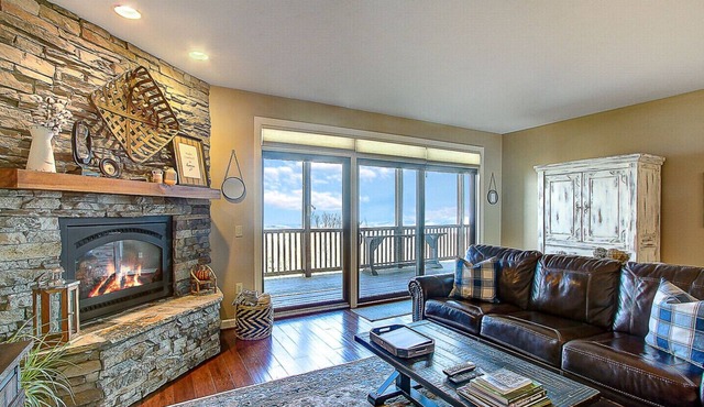 Stunning mountain Views-come enjoy Spring at this this cozy retreat!