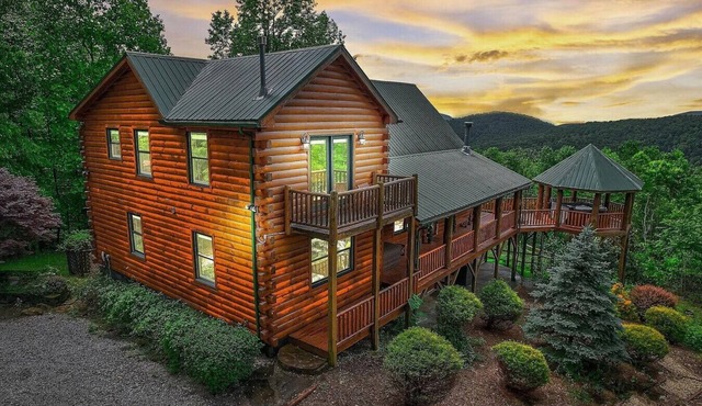 Stunning Mountain Cabin with Views and Hot Tub