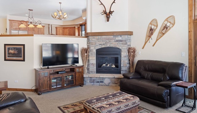 Stunning mountain home w/ a private hot tub, gas grill, & full kitchen