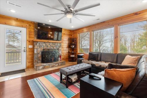 Stunning Mountain Retreat! Packed with Fun! Air Hockey Table! - Two Sisters Chalet