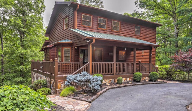 Stunning Mountain Retreat w/Fireplace, Hot Tub, Enclosed Game Room & Ping-Pong