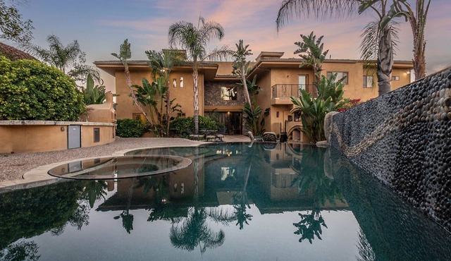 Stunning Mountain Top Resort w/Views: Pool/Hot Tub & Pool Table