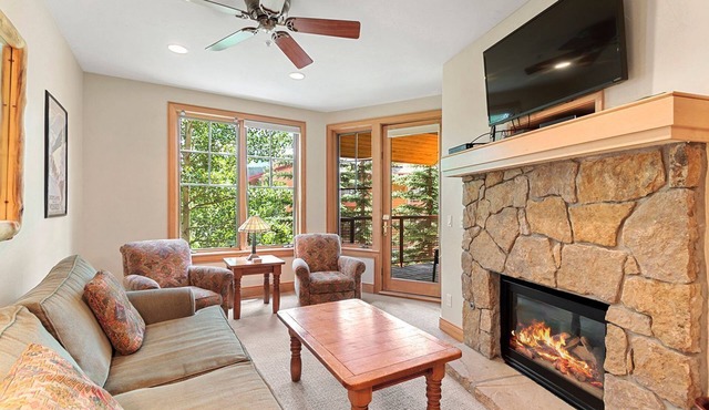 Stunning Mountain Views! Located downtown Breckenridge! Beautifully decorated!